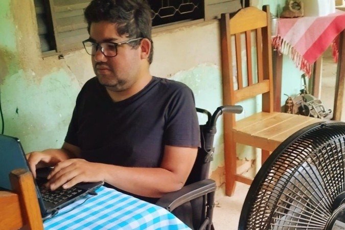 Guilherme Bispo diz que dias quentes são especialmente complicados para quem se locomove de cadeira de rodas - (crédito: Arquivo pessoal) Guilherme Bispo diz que dias quentes são especialmente complicados para quem se locomove de cadeira de rodas - (crédito: Arquivo pessoal)