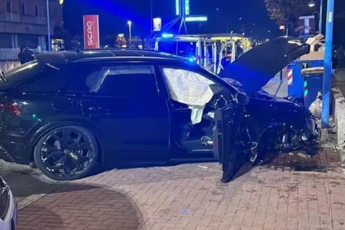 Balotelli, ex-seleção italiana, bate com carro na cidade de Brescia e destrói veículo - (crédito: Foto: Reprodução) Balotelli, ex-seleção italiana, bate com carro na cidade de Brescia e destrói veículo - (crédito: Foto: Reprodução)