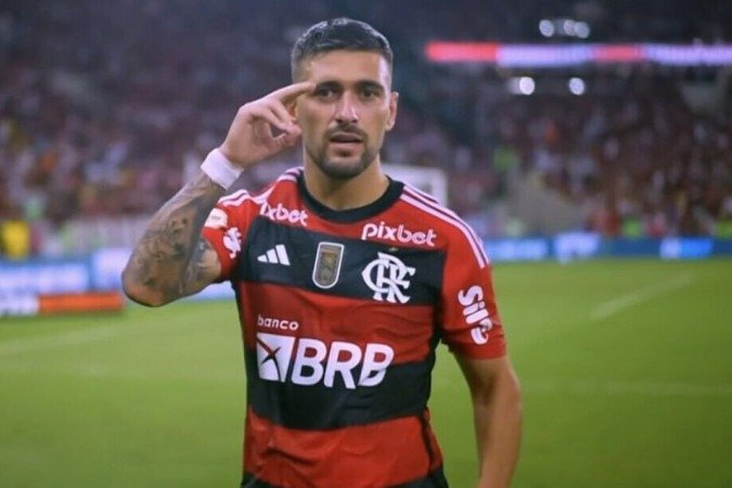 Arrascaeta jogou o fino da bola no Maracanã -  (crédito: Foto: Reprodução/Premiere)
