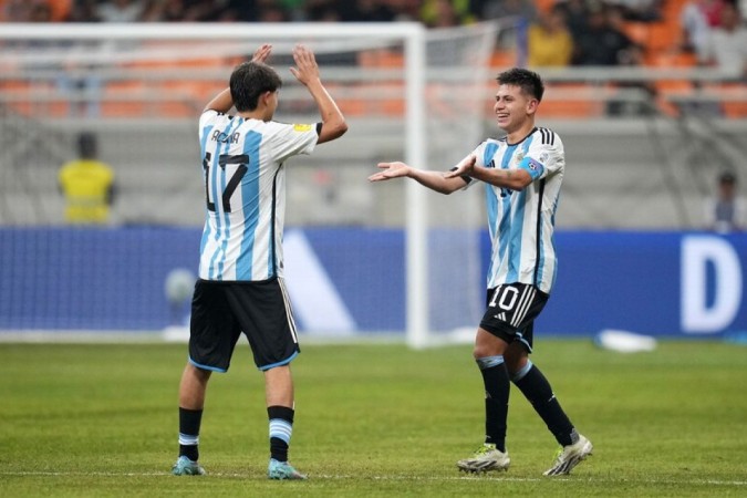 Echeverry (10) celebra o seu segundo gol, que foi com passe de Acuña (17) que festeja com o companheiro -  (crédito: Foto: Divulgação Argentina)