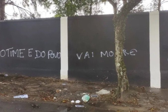 Sede do Parque São Jorge é alvo de vandalismo nas vésperas das eleições no Corinthians -  (crédito: Foto: Reprodução)