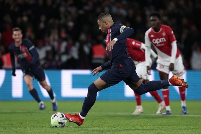 Momento do gol de pênalti marcado por Kylian Mbappe - Foto: Franck Fife/AFP via Getty Images -  (crédito: Foto: Franck Fife/AFP via Getty Images)