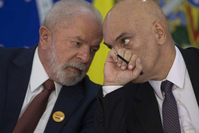 Na foto, Lula conversa com Alexandre de Moraes, ministro do TSF. O magistrado comanda investigação sobre a participação e financiadores dos atos golpistas de 8 de janeiro de 2023 -  (crédito: Joédson Alves/Agência Brasil)