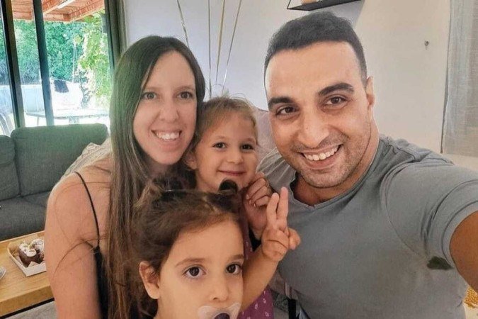 Yoni Asher, em foto de arquivo, com a esposa, Doron, e as filhas Raz e Aviv: do pesadelo ao alívio - (crédito: Twitter) Yoni Asher, em foto de arquivo, com a esposa, Doron, e as filhas Raz e Aviv: do pesadelo ao alívio - (crédito: Twitter)