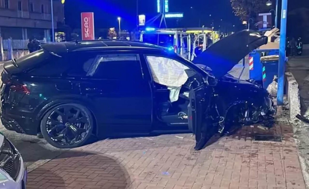 Balotelli bate de carro na Itália, mas sai ileso de acidente. Veja!