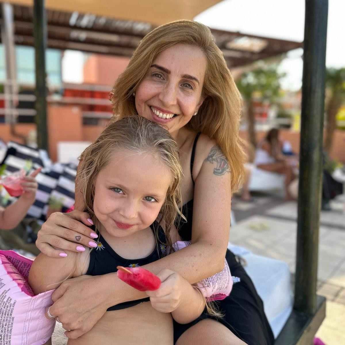 Danielle Aloni, 45, e a filha, Emilia, 5