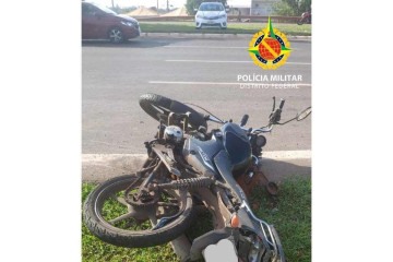 Moto caída na L4 Sul após condutor ser atropelado por motorista de carro -  (crédito: PMDF/Divulgação)