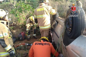 Bombeiros atendem a motorista de Corsa que ficou preso às ferragens após capotar na BR-070  -  (crédito: CBMDF/Divulgação)
