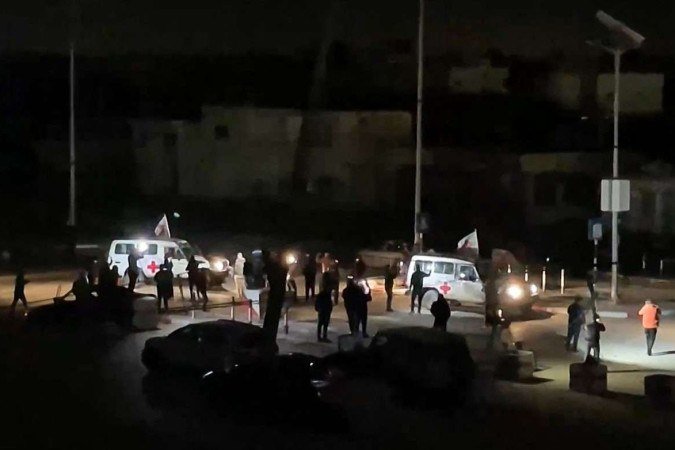 Um grupo de 13 reféns israelenses e quatro tailandeses libertados pelo Hamas cruzou para o Egito na noite de sábado - (crédito: AFPTV/AFP) Um grupo de 13 reféns israelenses e quatro tailandeses libertados pelo Hamas cruzou para o Egito na noite de sábado - (crédito: AFPTV/AFP)