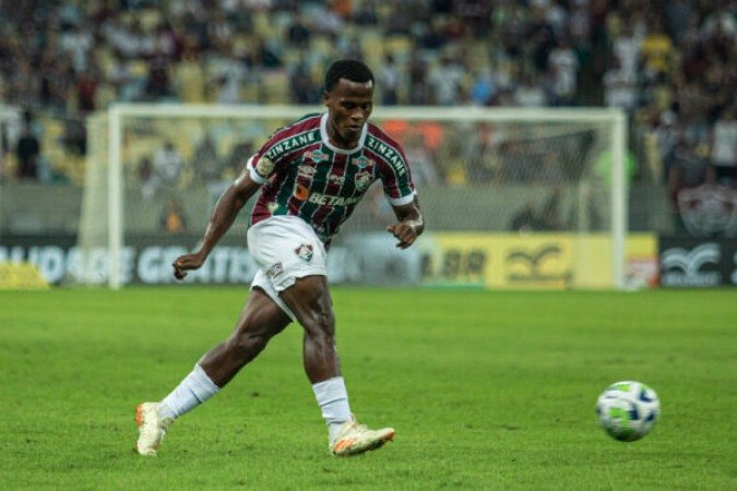 JHON ARIAS: Não apareceu tanto como de costume no primeiro tempo, mas exerceu perfeitamente a função tática ao ocupar os espaços e atrair a marcação. Na etapa final, carimbou a trave ao tentar uma cabeçada. NOTA: 6,0. Foto: Leonardo Brasil/Fluminense