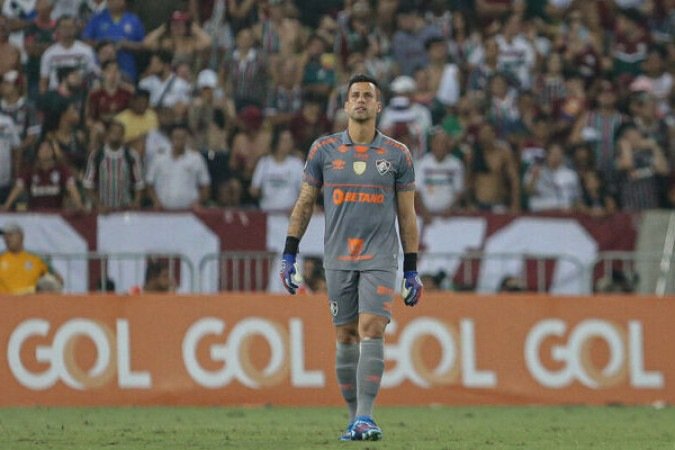 FÁBIO: Seguro, o arqueiro fez uma grande defesa no primeiro tempo. Na etapa final, não teve como evitar o gol de Jesé, porém teve uma boa atuação na partida. NOTA: 6,5.  Foto: Lucas Merçon/Fluminense