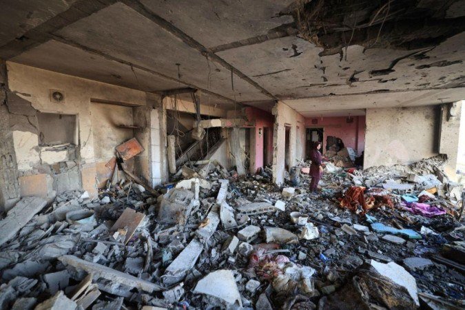 Uma mulher palestina inspeciona os danos a um edifício após um ataque israelense à cidade de Hamad, em Khan Yunis, em 18 de novembro de 2023 - (crédito: Getty Images) Uma mulher palestina inspeciona os danos a um edifício após um ataque israelense à cidade de Hamad, em Khan Yunis, em 18 de novembro de 2023 - (crédito: Getty Images)