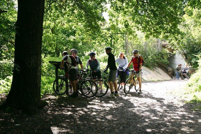 Petts Wood, no sudeste de Londres, o local onde William Willett estava andando a cavalo quando teve a ideia do horário de verão - (crédito: Getty Images) Petts Wood, no sudeste de Londres, o local onde William Willett estava andando a cavalo quando teve a ideia do horário de verão - (crédito: Getty Images)