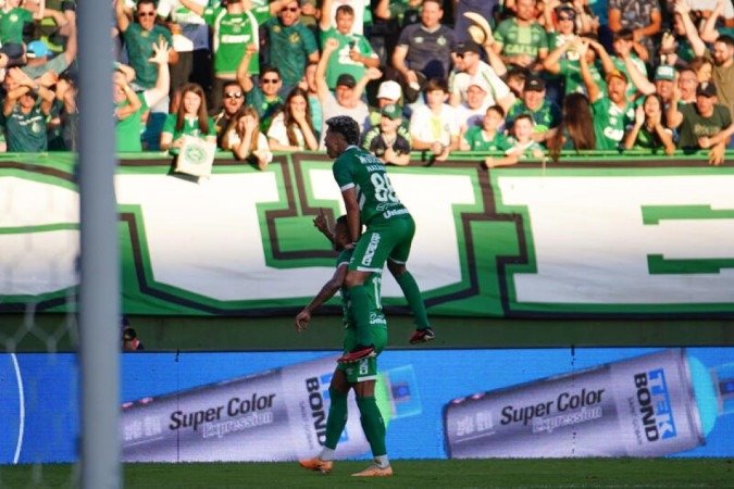 Pode comemorar Chape. A vitória sobre o Vitória e tropeços de Sampaio e Tombense garantem o time na Série B -  (crédito: Foto: Tiago Meneghini | ACF)