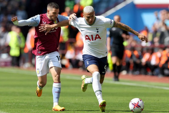  Tottenham Hotspur's Brazilian striker Richarlison (R) fights for the ball with Aston Villa's Argentinian midfielder Emiliano Buendia during the English Premier League football match between Aston Villa and Tottenham Hotspur at Villa Park in Birmingham, central England on May 13, 2023. (Photo by Adrian DENNIS / AFP) / RESTRICTED TO EDITORIAL USE. No use with unauthorized audio, video, data, fixture lists, club/league logos or 'live' services. Online in-match use limited to 120 images. An additional 40 images may be used in extra time. No video emulation. Social media in-match use limited to 120 images. An additional 40 images may be used in extra time. No use in betting publications, games or single club/league/player publications. /  (Photo by ADRIAN DENNIS/AFP via Getty Images)
     -  (crédito:  AFP via Getty Images)