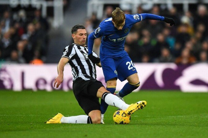 Fabian Schar, do Newcastle (de alvinegro) divide a bola com Cole Palmer, do Chelsea  -  (crédito: Foto:  Andy Buchanan/AFP via Getty Images)