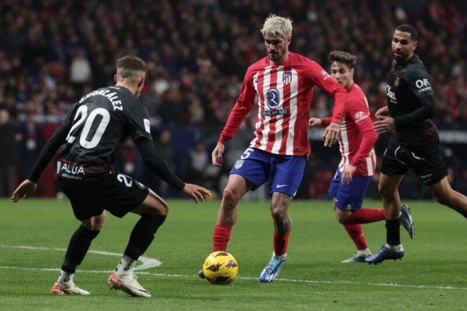 Rodrigo De Paul em disputa de bola com jogador do Mallorca - Foto: Thomas Coex/AFP via Getty Images - (crédito: Foto: Thomas Coex/AFP via Getty Images) Rodrigo De Paul em disputa de bola com jogador do Mallorca - Foto: Thomas Coex/AFP via Getty Images - (crédito: Foto: Thomas Coex/AFP via Getty Images)