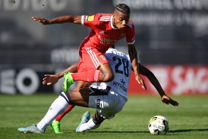  Benfica's Brazilian midfielder David Neres (L) vies with FC Famalicao's French midfielder Youssouf Zaydou during the Portuguese league football match between FC Famalicao and SL Benfica in the municipal stadium of Famalicao, on September 10, 2022. (Photo by MIGUEL RIOPA / AFP) (Photo by MIGUEL RIOPA/AFP via Getty Images)
     -  (crédito:  AFP via Getty Images)