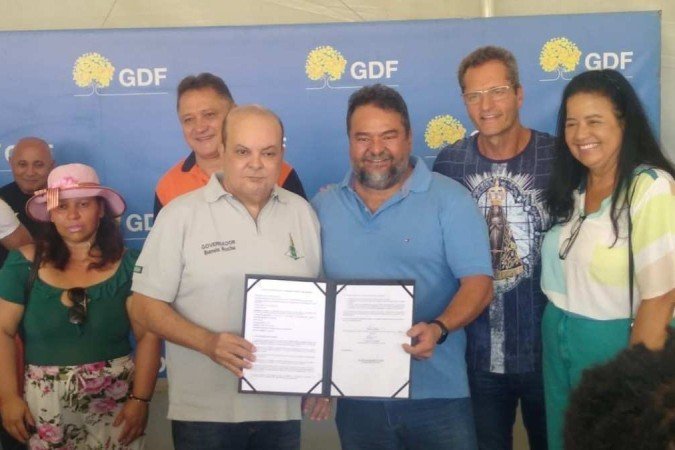 Ibaneis assina licença para regularizar condomínio, em Sobradinho - (crédito: Pedro Marra/CB/D.A. Press) Ibaneis assina licença para regularizar condomínio, em Sobradinho - (crédito: Pedro Marra/CB/D.A. Press)