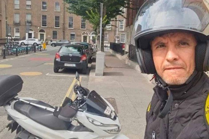 Caio Benício, brasileiro de 43 anos, trabalha como entregador em Dublin, na Irlanda, e foi responsável por conter o homem que atacou uma escola no centro da capital. - (crédito: reprodução/X) Caio Benício, brasileiro de 43 anos, trabalha como entregador em Dublin, na Irlanda, e foi responsável por conter o homem que atacou uma escola no centro da capital. - (crédito: reprodução/X)