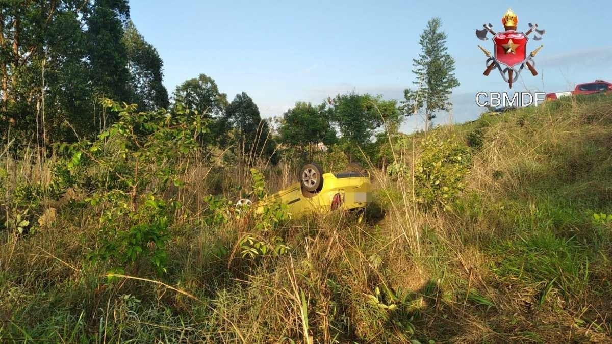 Celta amarelo capota às margens da BR-070