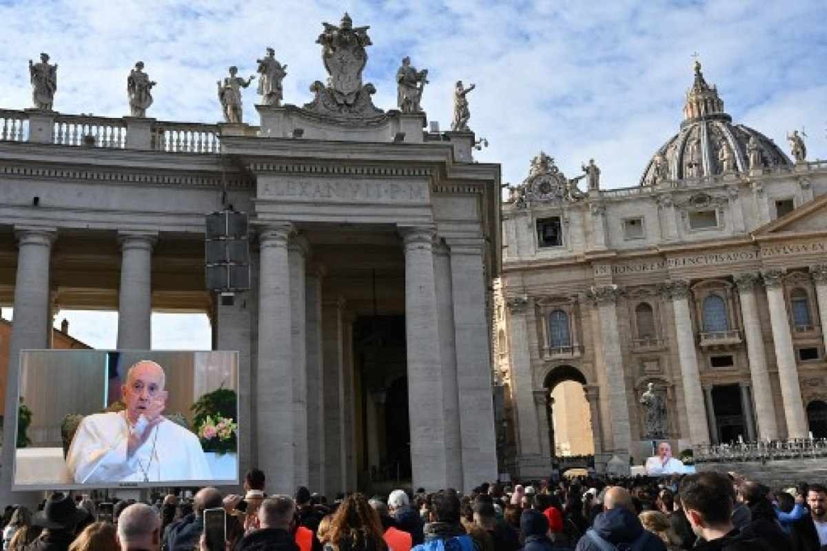 Papa Francisco faz oração por um telão