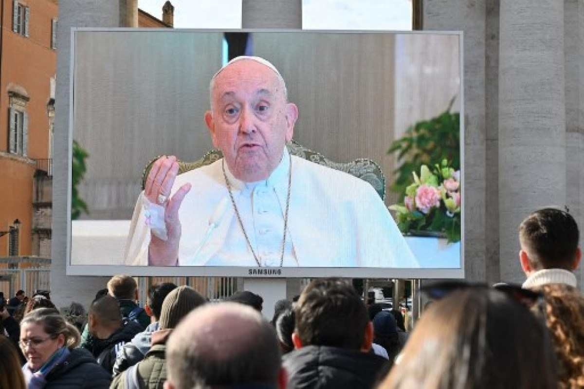 Papa Francisco faz oração por um telão