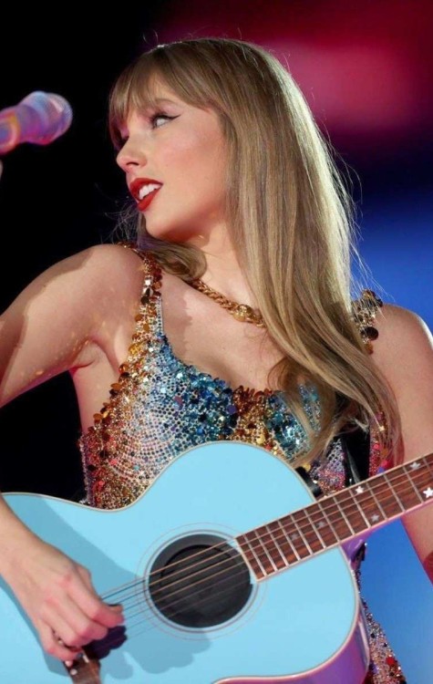 Taylor Swift durante apresentação em São Paulo -  (crédito: Reprodução/Twitter)