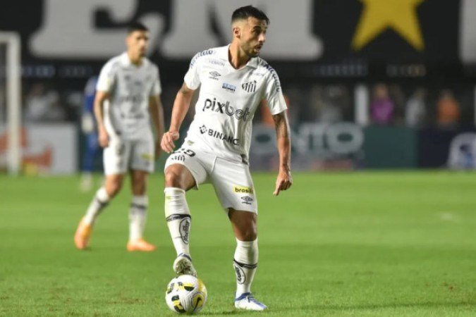 CAMACHO - Conhecido pela versatilidade de servir bem na defesa e no ataque, Camacho não foi assertivo em ambos os campos. No ataque, principalmente, faltou buscar mais as armações das jogadas. Saiu no intervalo - NOTA 5,5 -  Foto: Raul Baretta / Santos  