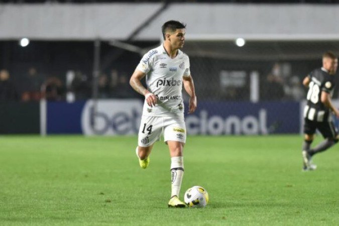 RODRIGO FERNÁNDEZ -  Homem de marcação do Peixe à frente da zaga, conseguiu parar o ataque alvinegro carioca quando necessário - NOTA 6,5 - Foto: Ivan Storti/Santos