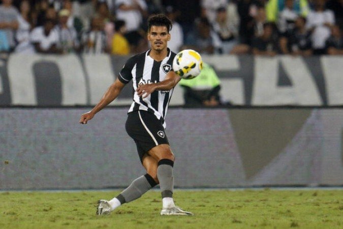 DANILO BARBOSA - O melhor do Glorioso. Após anotar gol decisivo do empate na rodada anterior, o volante voltou a balançar a rede. Improvisado como zagueiro pela direita, teve atuação consistente e deu um cabeceio fulminante sem chances de defesa. Quase anotou outro gol no fim da partida. Nota 7,0 - Foto: Vítor Silva/Botafogo