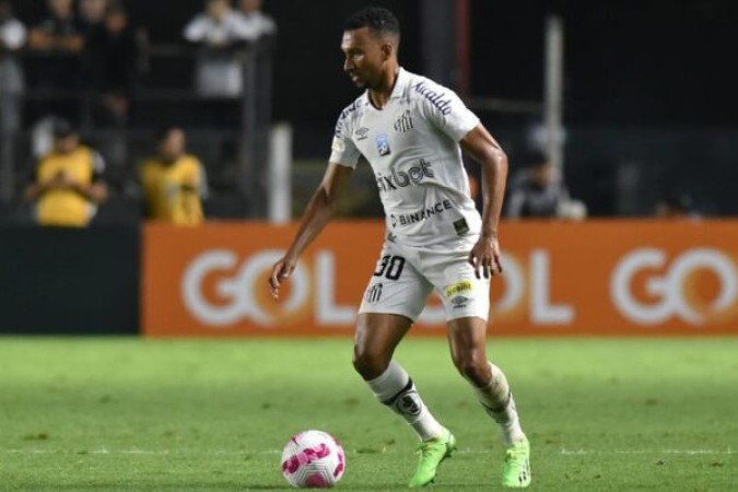 LUCAS BRAGA -  Fez a falta que originou a jogada do gol do Botafogo. Na chegada ao ataque, principalmente para cruzar a bola para a área, deixou a desejar - NOTA 5,5 - Foto: Ivan Storti/Santos
