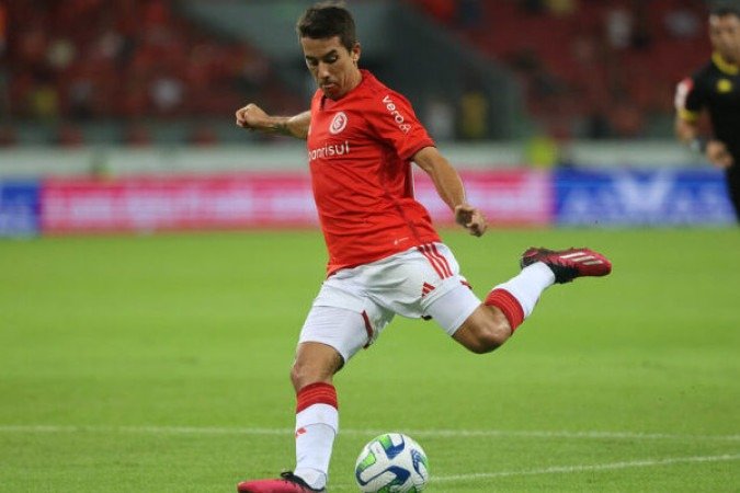 CARLOS DE PENA - Entrou no lugar de Lucca, mas pouco acrescentou - Nota 6,0 - Foto: Ricardo Duarte / Internacional