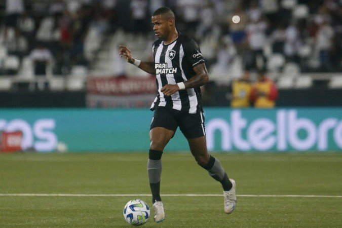 JÚNIOR SANTOS - Suas arrancadas pela direita foram consistentes, dando amplitude ao time. Em algumas delas, buscou cavar faltas próximas à área. Por pouco não anotou de cabeça o segundo gol do Botafogo. Nota 6,5 - Foto: Vítor Silva/Botafogo