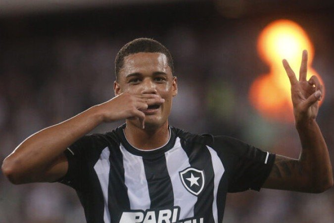 JANDERSON -  Entrou na vaga de Tiquinho Soares e desperdiçou oportunidade ao não conseguir um cabeceio que poderia mudar o destino da partida. Nota 4,5 - Foto: Vítor Silva/Botafogo