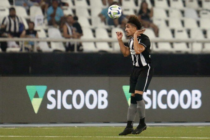 ADRYELSON - Atuou centralizado na proteção aos demais zagueiros como um líbero. Quando saiu para dar combate na intermediária, conseguiu ótimos desarmes. Teve, ainda, a função de iniciar as jogadas e não teve muito sucesso. Nota 5,5 - Foto: Vítor Silva/Botafogo 