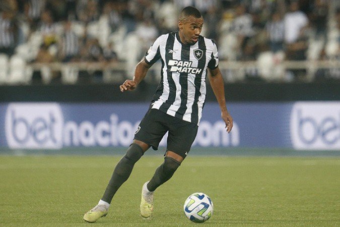 MARLON FREITAS - Apesar da insegurança inicial ao tomar decisões precipitadas, o volante melhorou. Assim, frustrou algumas investidas do Santos. Também apareceu para combinações no campo ofensivo. NOTA 5,5 - Foto: Vitor Silva/Botafogo  