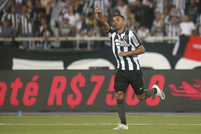 VICTOR SÁ -  Foi o ala pela esquerda e se multiplicou em campo. Deu profundidade à equipe, fazendo uso de sua habitual velocidade. Assim, chamou algumas faltas. Foi substituído por Di Placido na metade da etapa final. Nota 6,0 - Foto: Vítor Silva/Botafogo 