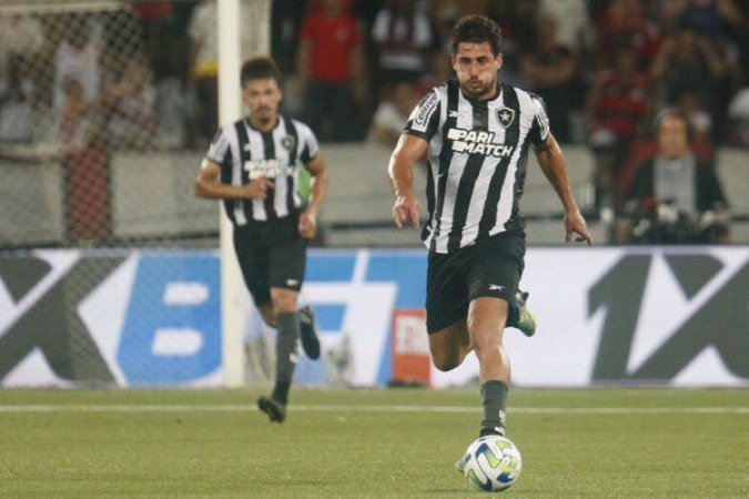 GABRIEL PIRES - Bons desarmes, além de ditar o ritmo do meio de campo. Fez boa distribuição, iniciando as transições. Levou perigo em cobrança de falta. Mas foi substituído, e o Botafogo não foi mais o mesmo. Nota 6,5 - Foto: Vítor Silva/Botafogo