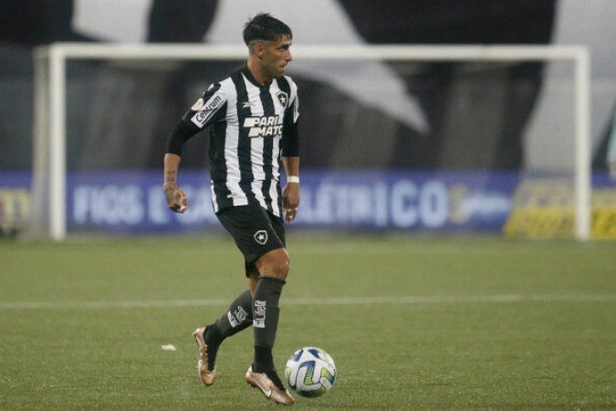 DI PLACIDO - Entrou na vaga de Victor Sá para jogar como ala pela direito, passando Tchê Tchê para o lado oposto. Defensivamente, deixou espaços mais uma vez. Nota 4,5 - Foto: Vítor Silva/Botafogo