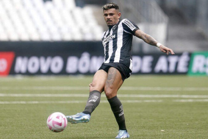TIQUINHO SOARES - Discreto e com dificuldade de criar chances nas poucas vezes em que esteve com a bola. Livre de marcação em um dos lances, furou sozinho na pequena área e ainda errou passes. Viu a torcida puxar o cântico de homenagem a ele quando correu para evitar saída pela lateral. Mas o artilheiro não reencontrou a confiança necessária. Nota 5,0 - Foto: Vítor Silva/Botafogo
