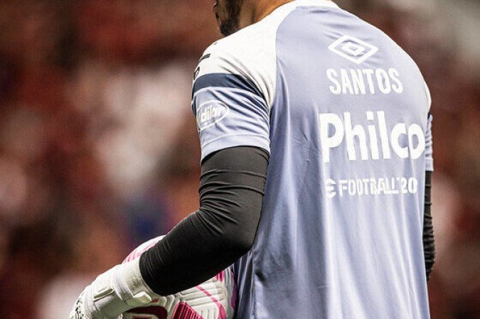 JOÃO PAULO - Fez a falta que originou a jogada do gol do Botafogo. Na chegada ao ataque, principalmente para cruzar a bola para a área, deixou a desejar- NOTA 5,5 - Foto: Raul Baretta / Santos  