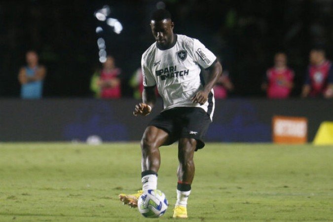 BASTOS - Entrou frio na reta final da partida e teve participação no lance do gol do empate do Santos ao ser vencido por Messias. Nota 3,0 - Foto: Vítor Silva/Botafogo 