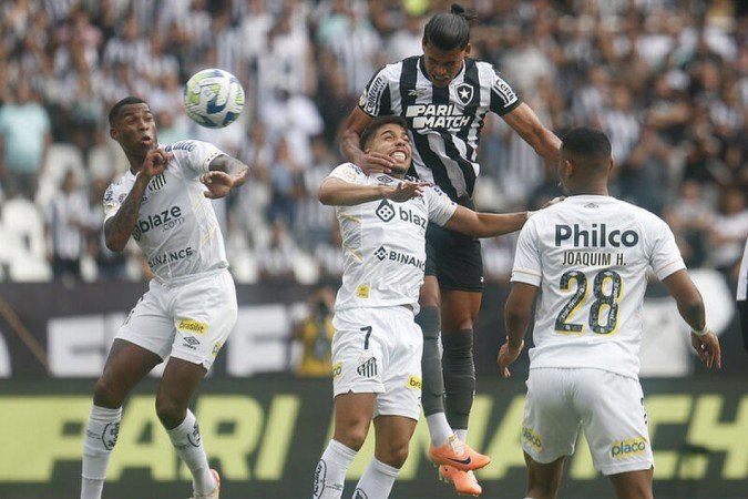 Botafogo e Santos travaram duelo neste domingo, no Estádio Niltos Santos -  (crédito: Foto: Vitor Silva/Botafogo)