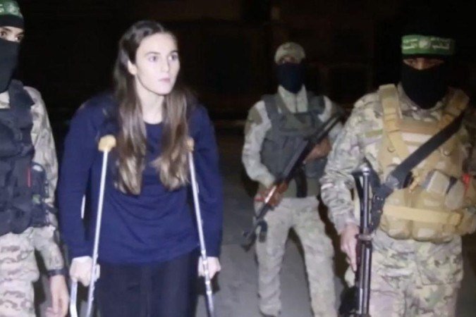 Tela capturada de um vídeo mostra a libertação de reféns israelenses em meio à pausa humanitária de quatro dias na Cidade de Gaza em 26 de novembro. Israel libertou prisioneiros palestinos em troca -  (crédito: Getty Images)