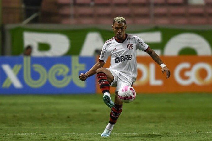 MATHEUZINHO - Não apareceu tanto no ataque como é de costume. Mas fez partida correta e acertou bem os passes. Na defesa cometeu alguns erros de marcação no 1º tempo que assustaram o time. Defensivamente, melhorou na etapa final - NOTA  5,5 - Foto: Marcelo Cortes / Flamengo 