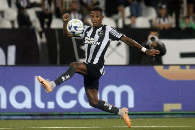 TCHÊ TCHÊ -  Jogou na ala direita e foi bastante procurado pelos companheiros. Achou bons passes para os atacantes na entrada da área. Chegou a sair livre em direção ao gol, mas foi desarmado na tentativa de drible. Nota 6,5 - Foto: Vítor Silva/Botafogo