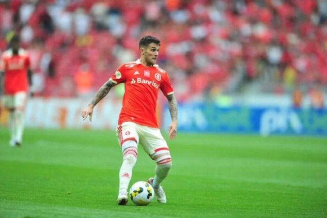 BUSTOS - Deu alguns espaços na defesa, mas foi bem no setor ofensivo, especialmente no primeiro tempo - Nota 6,0 -Foto: Divulgação/Internacional