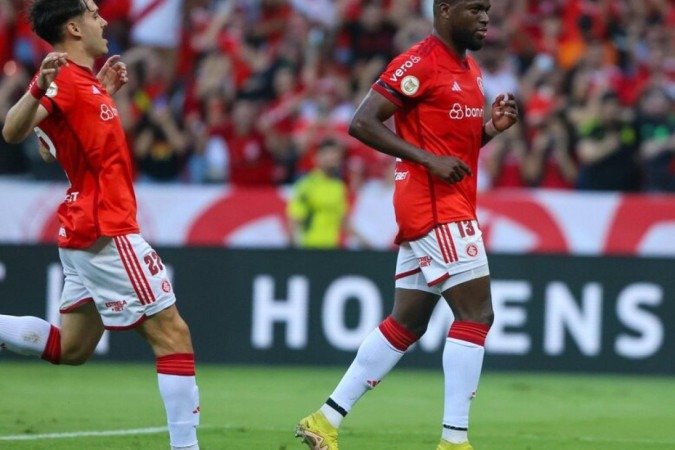 Internacional vence o Bragantino e ultrapassa os 