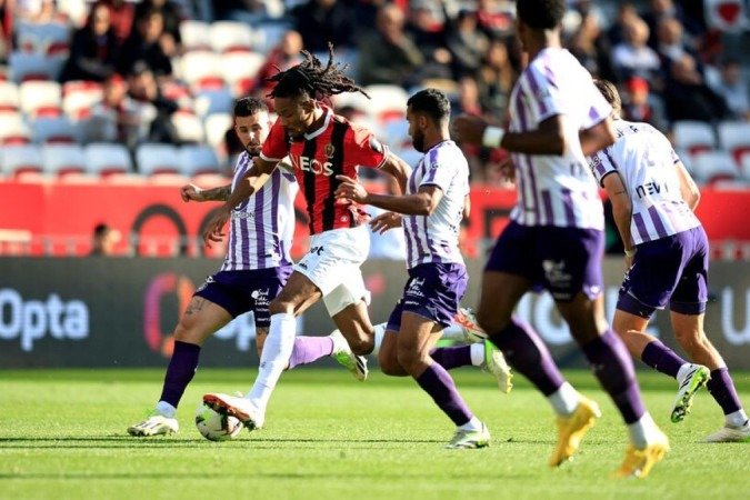  Nice's French midfielder #19 Khephren Thuram runs with the ball next to Toulouse's Norwegian forward  #15 Aron Leonard Donnum (L) during the French L1 football match between OGC Nice and Toulouse FC at the Allianz Riviera Stadium in Nice, south-eastern , on November 26, 2023. (Photo by Valery HACHE / AFP) (Photo by VALERY HACHE/AFP via Getty Images)
       -  (crédito:  AFP via Getty Images)